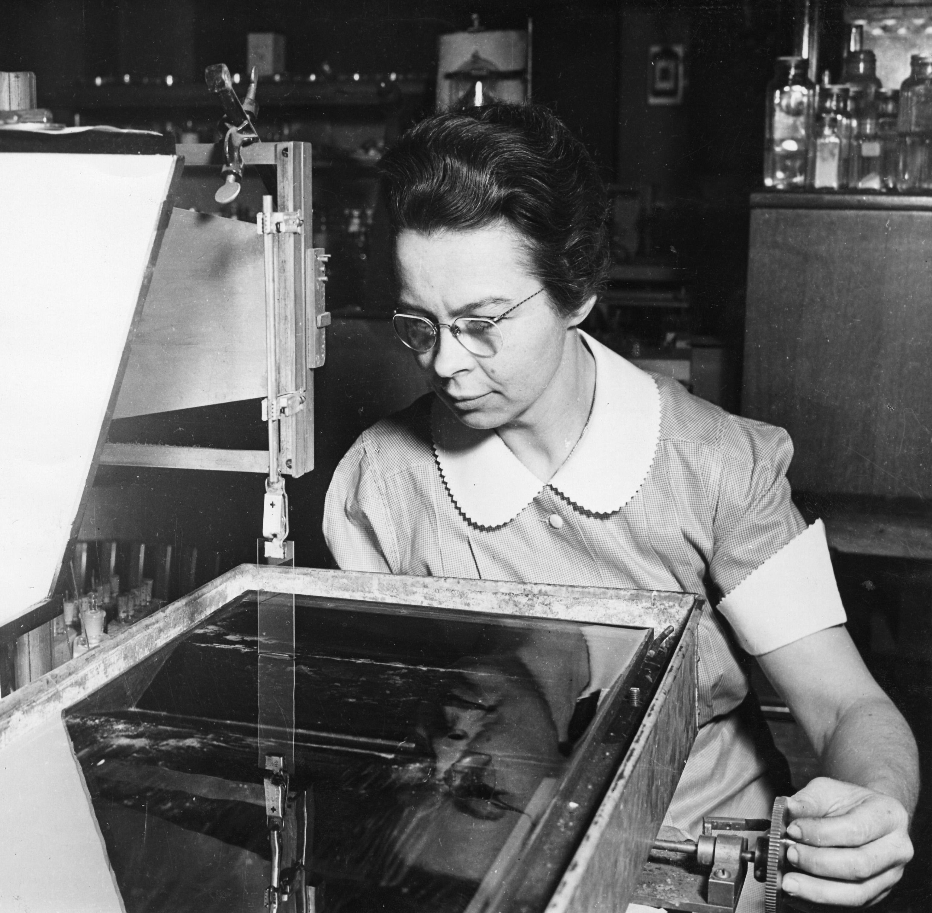 Fotografía de Katherine Blodgett trabajando en un experiemnto de química de superficies. 